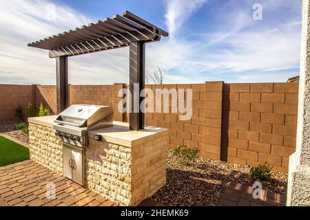 Integrierte BBQ-Arbeitsstation aus Edelstahl Stockfoto