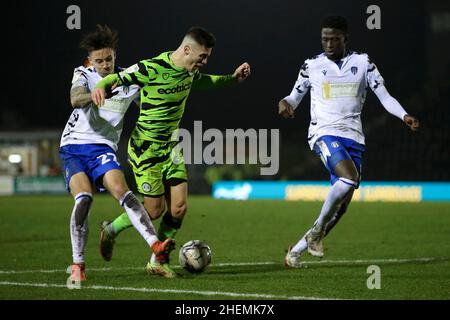 NAILSWORTH, GROSSBRITANNIEN. JAN 11th Cameron Coxe (links) von Colchester United tagt Jack Aitchison (rechts) von Forest Green Rovers im Strafraum von Colchester während des Spiels der Sky Bet League 2 zwischen Forest Green Rovers und Colchester United am Dienstag, dem 11th. Januar 2022 im New Lawn, Nailsworth. (Kredit: Kieran Riley | MI Nachrichten) Kredit: MI Nachrichten & Sport /Alamy Live Nachrichten Stockfoto