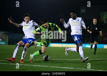 NAILSWORTH, GROSSBRITANNIEN. JAN 11th Cameron Coxe (links) von Colchester United tagt Jack Aitchison (rechts) von Forest Green Rovers im Strafraum von Colchester während des Spiels der Sky Bet League 2 zwischen Forest Green Rovers und Colchester United am Dienstag, dem 11th. Januar 2022 im New Lawn, Nailsworth. (Kredit: Kieran Riley | MI Nachrichten) Kredit: MI Nachrichten & Sport /Alamy Live Nachrichten Stockfoto