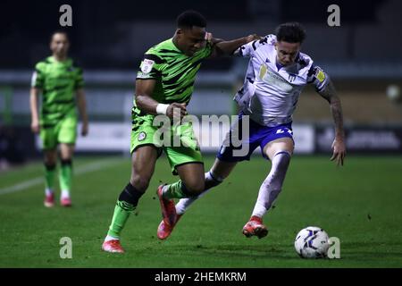 NAILSWORTH, GROSSBRITANNIEN. JAN 11th Udoka Godwin-Malife (links) von Forest Green Rovers kämpft während des Sky Bet League 2-Spiels zwischen Forest Green Rovers und Colchester United am Dienstag, den 11th. Januar 2022, gegen Cameron Coxe (rechts) von Colchester United im New Lawn, Nailsworth. (Kredit: Kieran Riley | MI Nachrichten) Kredit: MI Nachrichten & Sport /Alamy Live Nachrichten Stockfoto