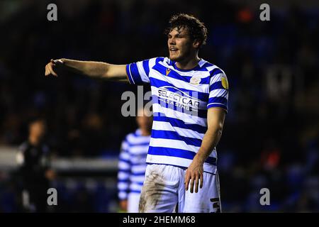 Reading, Großbritannien. 11th Januar 2022. Tom Holmes von Reading schaut zu. EFL Skybet Championship Match, Reading gegen Fulham im Select Car Leasing Stadium in Reading am Dienstag, den 11th. Januar 2022. Dieses Bild darf nur für redaktionelle Zwecke verwendet werden. Nur zur redaktionellen Verwendung, Lizenz für kommerzielle Nutzung erforderlich. Keine Verwendung bei Wetten, Spielen oder Veröffentlichungen in einem Club/einer Liga/einem Spieler. PIC von Steffan Bowen/Andrew Orchard Sports Photography/Alamy Live News Credit: Andrew Orchard Sports Photography/Alamy Live News Stockfoto