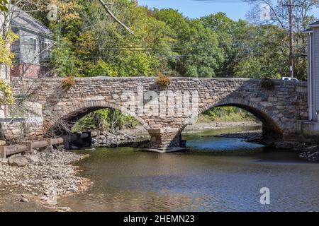 Die Old choate Road Bridge überspannt den Fluss Ipswich auf dem Weg nach Hamilton/Ipswich, Massachusetts Stockfoto