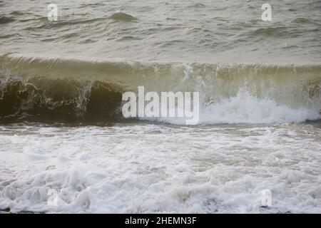 Brechende Wellen an der Küste. Stockfoto