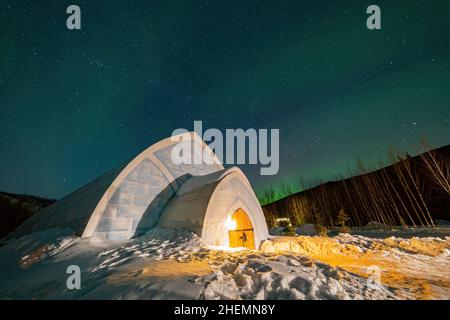 Nächtliche Sternenansicht einer Eiskuppel im Chena Hot Springs Resort in Fairbanks, Alaska Stockfoto