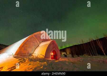 Nächtliche Sternenansicht einer Eiskuppel im Chena Hot Springs Resort in Fairbanks, Alaska Stockfoto