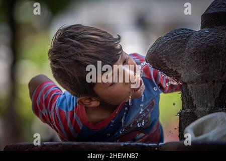 Salta, Argentinien. 19th. Juni 2012. Ein Junge trinkt Wasser an einem Brunnen, wenn die Temperaturen in der nördlichen Provinz über 30 Grad steigen. Inmitten der schweren Hitzewelle ist der Strom an zahlreichen Orten im Großraum Buenos Aires ausgegangen. Kredit: Javier Corbalan/dpa/Alamy Live Nachrichten Stockfoto