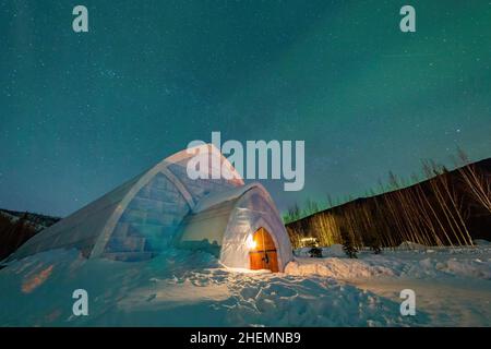 Nächtliche Sternenansicht einer Eiskuppel im Chena Hot Springs Resort in Fairbanks, Alaska Stockfoto