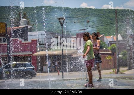 Salta, Argentinien. 19th. Juni 2012. Mädchen erfrischen sich an einem Brunnen während einer heftigen Hitzewelle, die voraussichtlich bis Sonntag andauern wird. In Buenos Aires ist die Elektrizität während der Hitzewelle ausgefallen. Hunderttausende waren ohne Strom. Kredit: Javier Corbalan/dpa/Alamy Live Nachrichten Stockfoto