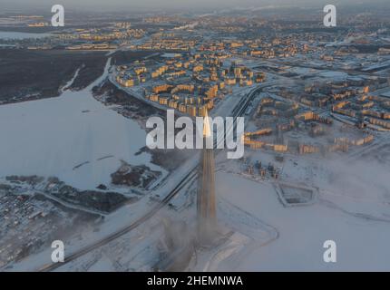 Russland, St. Petersburg, 08. Januar 2022: Lakhta Zentrum Wolkenkratzer in einem Winter frostigen Abend bei Sonnenuntergang, das zukünftige Hauptgebäude des Büros der Stockfoto