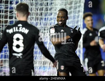 Fulhams Neeskens Kebano feiert das fünfte Tor des Spiels mit Teamkollege Harry Wilson (links) während des Sky Bet Championship-Spiels im Select Car Leasing Stadium, Reading. Bilddatum: Dienstag, 11. Januar 2022. Stockfoto