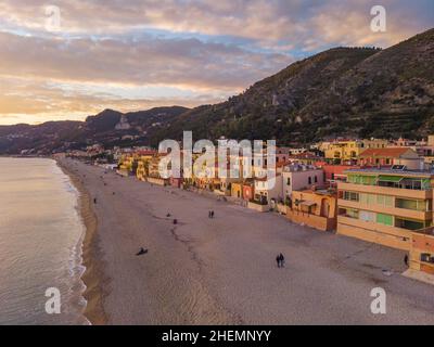 Luftaufnahme des Strandes von Varigotti während der blauen Stunde. Ligurien, Italien Stockfoto