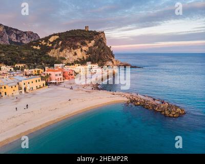 Luftaufnahme des Strandes von Varigotti während der blauen Stunde. Ligurien, Italien Stockfoto