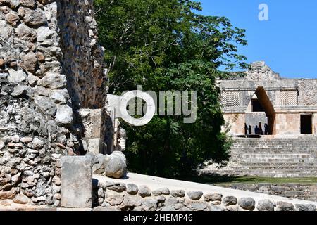 Ballplatz (Juego de Pelota), Uxmal, Maya-Ruinen, Yucatán, Mexiko, Nordamerika, UNESCO-Weltkulturerbe Stockfoto