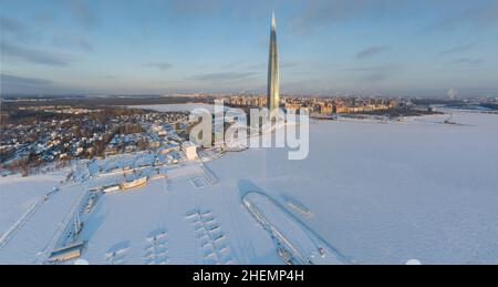 Russland, St. Petersburg, 08. Januar 2022: Lakhta Zentrum Wolkenkratzer in einem Winter frostigen Abend bei Sonnenuntergang, das zukünftige Hauptgebäude des Büros der Stockfoto