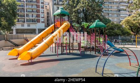 Kinder Spielgeräte im Stadtpark Stockfoto