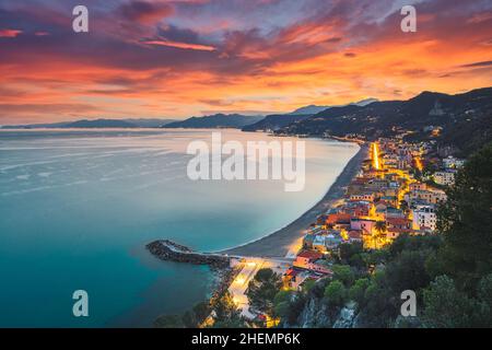 Luftaufnahme des Strandes von Varigotti während der blauen Stunde. Ligurien, Italien Stockfoto