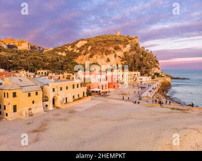 Luftaufnahme des Strandes von Varigotti während der blauen Stunde. Ligurien, Italien Stockfoto