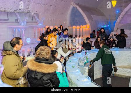 Fairbanks, MÄR 20 2015 - Innenansicht der Bar im Aurora Ice Museum Stockfoto