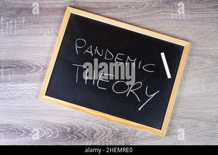 Pandemie-Theorie mit Kreide auf einer Tafel geschrieben Stockfoto