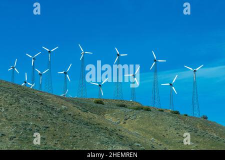 Viele Windgeneratoren auf einem grünen Hügel in der Nähe von San Francisco Stockfoto