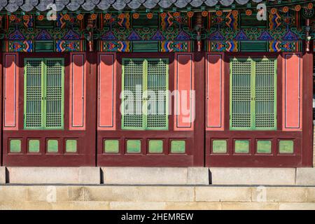 Detail der Huijeongdang Halle im Changdeokgung Palast während des Winters in Seoul, Südkorea. Stockfoto