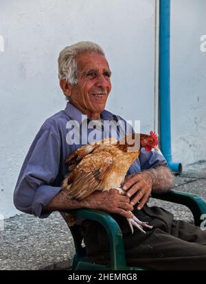 Alter Mann, der Huhn auf dem Paphos-Markt, Zypern, verkauft Stockfoto