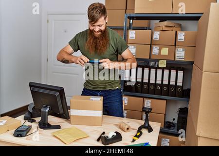 Junge Rotschopf Mann Geschäftsmann machen Foto zu verpacken im Büro Stockfoto