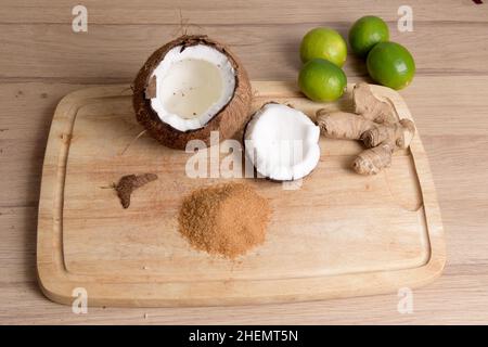 Zutaten zum Kochen Kokosnuss, Limettenwurzel Ingwer und brauner Zucker Stockfoto