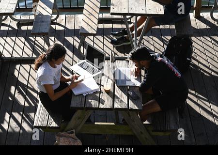 Austin, TX, USA. 27th Oktober 2021. Studenten und junge Berufstätige hängen an einem kühlen Austin-Nachmittag im Herbst in Mozarts Coffee am Lake Austin ab. Die Szene ist beliebt wegen seiner großen Terrasse mit Blick auf den See. (Bild: © Bob Daemmrich/ZUMA Press Wire) Stockfoto