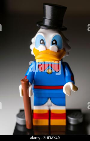 London, Großbritannien, Januar 10th 2022: Eine LEGO Figur von Scrooge McDuck Stockfoto