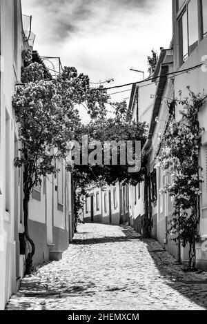 In den engen Gassen von Ferragudo, Algarve, Portugal, Europa Stockfoto