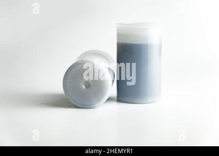 Weiße 35-mm-Filmkanister auf Weiß Stockfoto