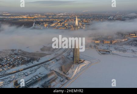 Russland, St. Petersburg, 08. Januar 2022: Lakhta Zentrum Wolkenkratzer in einem Winter frostigen Abend bei Sonnenuntergang, das zukünftige Hauptgebäude des Büros der Stockfoto