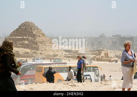Touristen in der Nähe einer zerfallenden Pyramide in der Nähe, Ägypten, Kairo Stockfoto