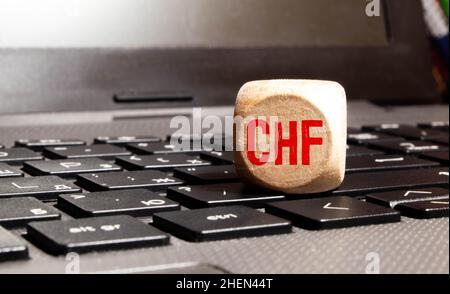 Drei silberne Blöcke, die in einer Reihe mit der Aufschrift CHF platziert werden, haben ein grünes Symbol mit einem Dreieckspunkt oben und ein rotes Symbol mit einem Dreieck nach unten Stockfoto