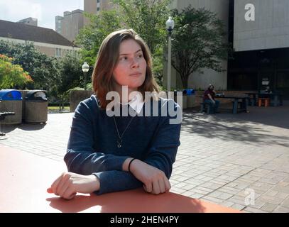 Austin, TX, USA. 23rd Oktober 2021. Die Neuling-Frau PAXTON SMITH an der Universität von Texas spricht mit einem Reporter über ihre Abschlussrede 2021 an der Lake Highlands High School, in der sie Gov kritisiert. Greg Abbotts Abtreibungspolitik, die für Aufsehen sorgte und beinahe dazu führte, dass sie kein Diplom erhielt. Smith war ein Valedictorian ihrer 600-köpfigen Abschlussklasse. (Bild: © Bob Daemmrich/ZUMA Press Wire) Stockfoto