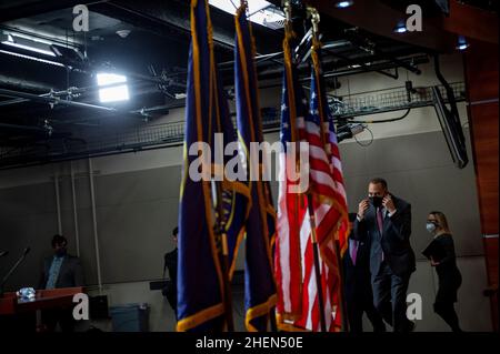 Washington, Vereinigte Staaten. 11th Januar 2022. Der Vorsitzende des House Democratic Caucus, der Vertreter der Vereinigten Staaten, Hakeem Jeffries (Demokrat von New York), kommt am Dienstag, den 11. Januar 2022, zu einer Pressekonferenz im US-Kapitol in Washington, DC, an. Kredit: Rod Lampey/CNP/dpa/Alamy Live Nachrichten Stockfoto