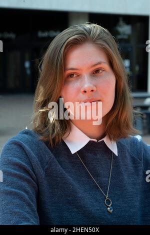 Austin, TX, USA. 23rd Oktober 2021. Die Neuling-Frau PAXTON SMITH an der Universität von Texas spricht mit einem Reporter über ihre Abschlussrede 2021 an der Lake Highlands High School, in der sie Gov kritisiert. Greg Abbotts Abtreibungspolitik, die für Aufsehen sorgte und beinahe dazu führte, dass sie kein Diplom erhielt. Smith war ein Valedictorian ihrer 600-köpfigen Abschlussklasse. (Bild: © Bob Daemmrich/ZUMA Press Wire) Stockfoto