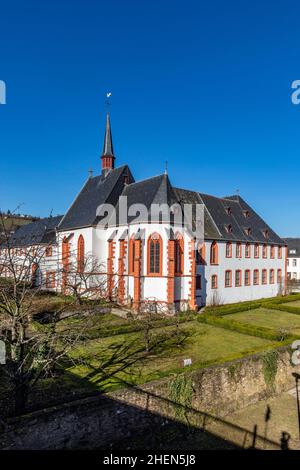 Skyline von Bernkastel-Kues mit Mosel und Cusanus Stift im Vordergrund Stockfoto