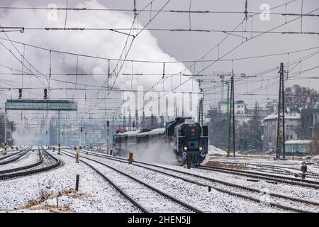 Ungarische nostalgische Dampfeisenbahn an einem schönen verschneiten Wintertag in Budapest. Stockfoto