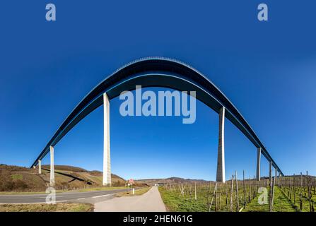 Riesige moderne Moselbrücke bei Zeltingen in Deutschland Stockfoto