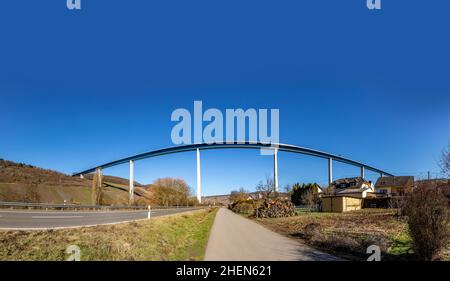 Riesige moderne Moselbrücke bei Zeltingen in Deutschland Stockfoto