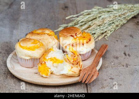 Muffin goldene Fäden mit Holz Gabel auf Holztisch. Thai Dessert nennen Foi Thong. Stockfoto