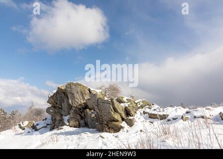 Malerische Schneelandschaft in Deutschland, Hessen am Feldberg mit Brunhildis-Felsen Stockfoto