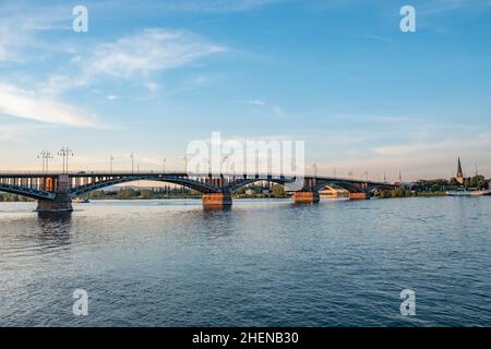 Blick auf die Theodor-Heuss-Brücke in Mainz in Sonnenuntergangsstimmung Stockfoto