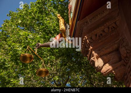 Detail der goldenen Skala, dem teuersten Haus der rekonstruierten neuen Frankfurter Altstadt unter blauem Himmel Stockfoto