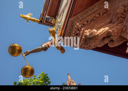 Detail der goldenen Skala, dem teuersten Haus der rekonstruierten neuen Frankfurter Altstadt unter blauem Himmel Stockfoto