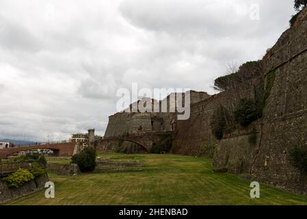 Savona, Italien. Panoramablick auf die mächtigen Mauern der Festung Priamar, die 1542 erbaut wurde, um den Zugang zum Hafen zu schützen. Stockfoto