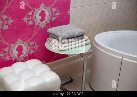 Ein Stapel Handtücher auf einem Regal Trockner für Dinge im Badezimmer Stockfoto