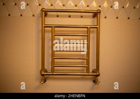 Handtuchtrockner aus Rohren an der Wand im Bad Stockfoto